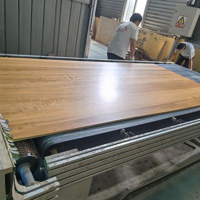 Tabla de álamo de alto brillo con recubrimiento UV con certificación FSC y contenido de humedad del 8% al 12%