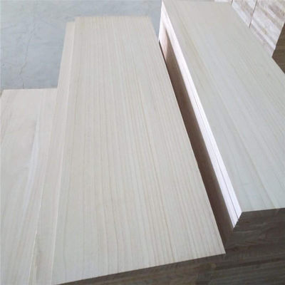 En el caso de los productos de madera de madera sólida de paulownia de grado BC, la tabla de madera de paulownia natural o blanqueada
