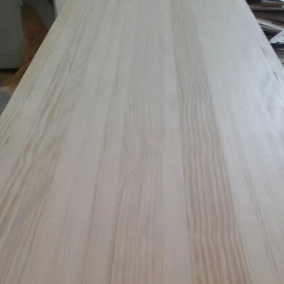 Tablero de pino sólido personalizable en acabado natural o blanqueado para sus necesidades