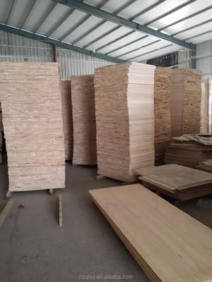 Tablero de madera de pino sólido personalizable con un contenido de humedad del 8 al 12% y una textura natural