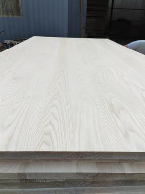Panel de cenizas sólidas personalizado Tablero de madera sólida natural o de pintura Contenido de humedad 8-12%