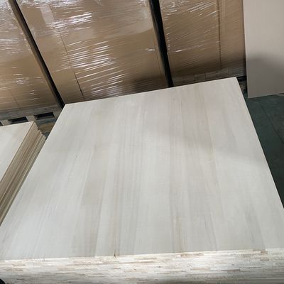 Contenido de humedad del 8% al 12% Tabla de álamo Tabla sólida de chapa blanqueada para la construcción de edificios