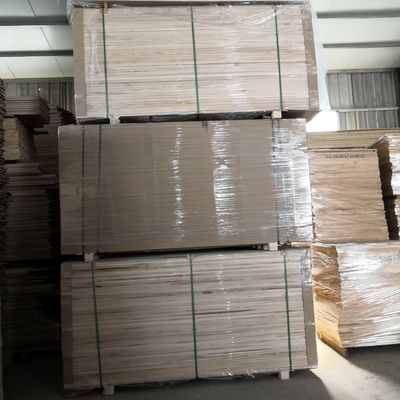 Contenido de humedad del 8% al 12% Tabla de álamo Tabla sólida de chapa blanqueada para la construcción de edificios