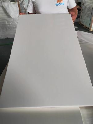 Colores personalizados paneles de madera de hoja de pino decorativos para la capacidad de solución de proyectos