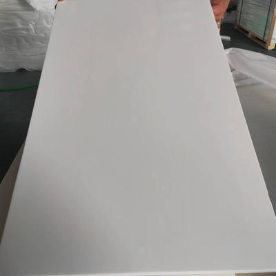 Panel de madera de pino de colores acabados a medida Panel de madera decorativo para espacios comerciales