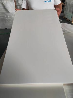 Panel de madera de pino de colores acabados a medida Panel de madera decorativo para espacios comerciales