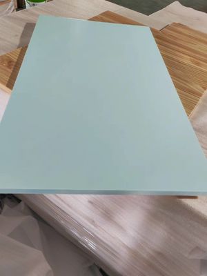 Panel de madera de pino de colores acabados a medida Panel de madera decorativo para espacios comerciales