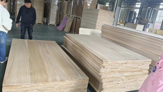 Contenido de humedad 8%-12% Tablero de madera sólida Paulownia Madera M3 para la decoración del hogar y la oficina