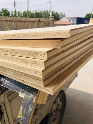 480-550 kg/m3 Tres capas de tablero de pino radiado Materiales sólidos de madera para otros Capacidad de solución de proyectos