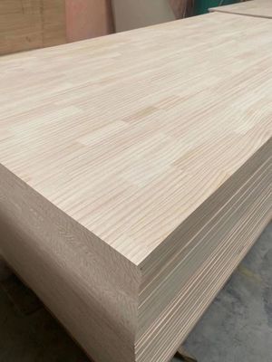 Planchas de madera articuladas con dedos de madera de pino radiata para soluciones de proyectos en interiores