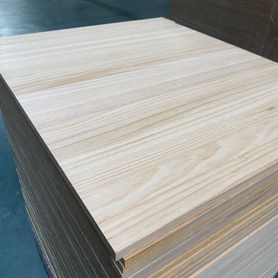 Panel de pino radiado de grado AA con pegamento ambiental E0 E1 9-35 mm de grosor