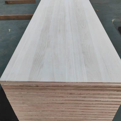 Contenido de humedad 8%-12% de madera de paulownia muebles de troncos rectos tablero de madera maciza blanqueada