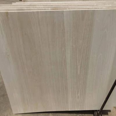 Contenido de humedad 8%-12% de madera de paulownia muebles de troncos rectos tablero de madera maciza blanqueada