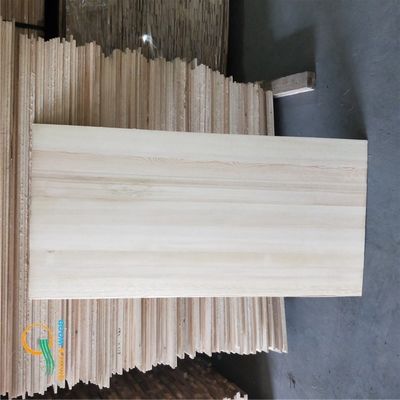 Muebles de madera de pino con densidad de 480-550 kg/m3 y contenido de humedad del 8% al 12%