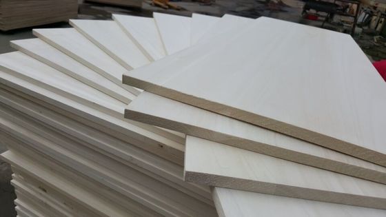 100mm-2440mm de longitud Blanqueado tablero de álamo para el salón Qingfa madera de álamo natural