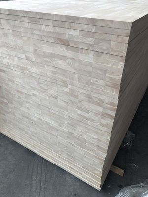 Tabla mixta de madera de caucho limpia y terminada con una alta densidad de 730-830 kg/m2