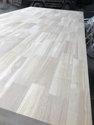 Tabla mixta de madera de caucho limpia y terminada con una alta densidad de 730-830 kg/m2