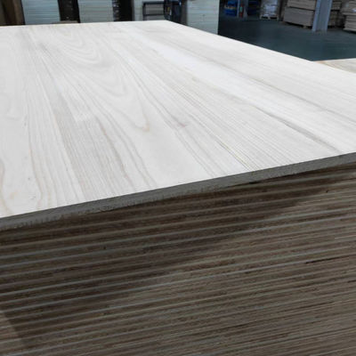 Panel de madera maciza de color natural de varias capas de tres capas de tablero de paulownia para puertas