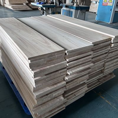 Tablero de madera sólida de 2440x1220 o 1200x600 personalizado con un contenido de humedad del 8% al 12%
