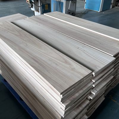 Tablero de madera sólida de 2440x1220 o 1200x600 personalizado con un contenido de humedad del 8% al 12%