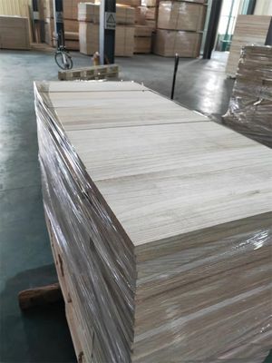 Contenido de humedad del 8% al 12% Tabla de madera de paulownia para la producción de paneles de ataúd de madera personalizados