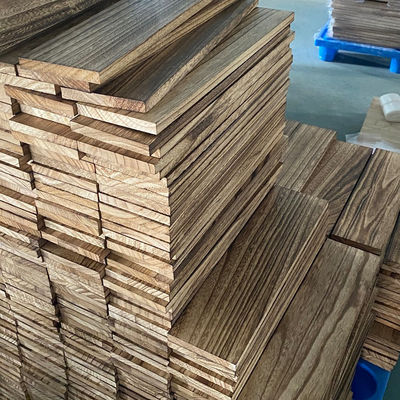 Estantes flotantes de madera natural quemada en diseño moderno para la organización de libros de pared