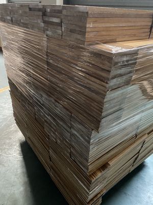 Estantes flotantes de madera natural quemada en diseño moderno para la organización de libros de pared