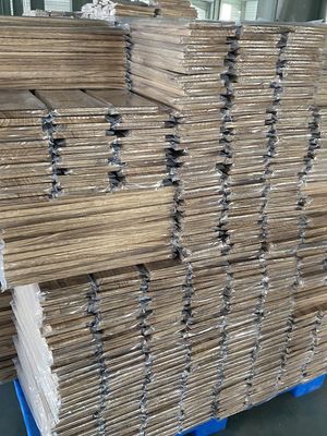 Estantes flotantes de madera natural quemada en diseño moderno para la organización de libros de pared