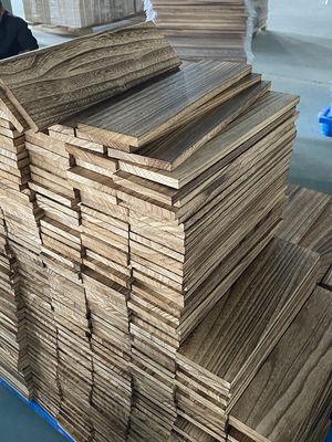 Estantes flotantes de madera natural quemada en diseño moderno para la organización de libros de pared
