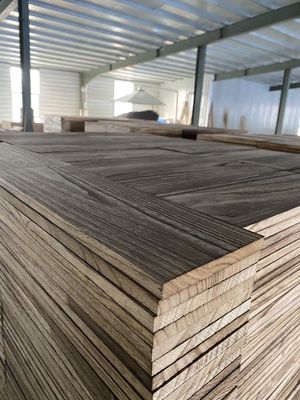 Estantes flotantes de madera natural quemada en diseño moderno para la organización de libros de pared