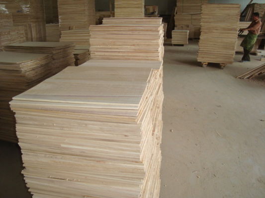 En el caso de los productos de madera de madera sólida de paulownia de grado BC, la tabla de madera de paulownia natural o blanqueada