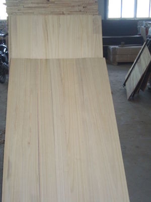 En el caso de los productos de madera de madera sólida de paulownia de grado BC, la tabla de madera de paulownia natural o blanqueada