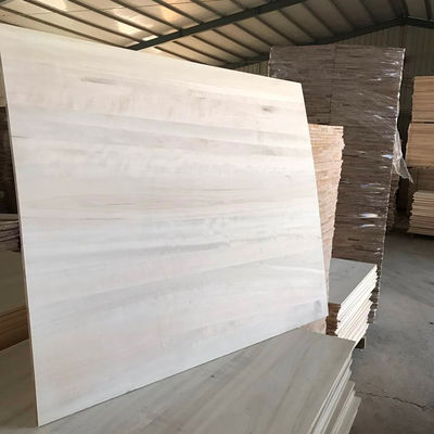 Taller de madera de paulownia seca y blanda para muebles y cajas de madera